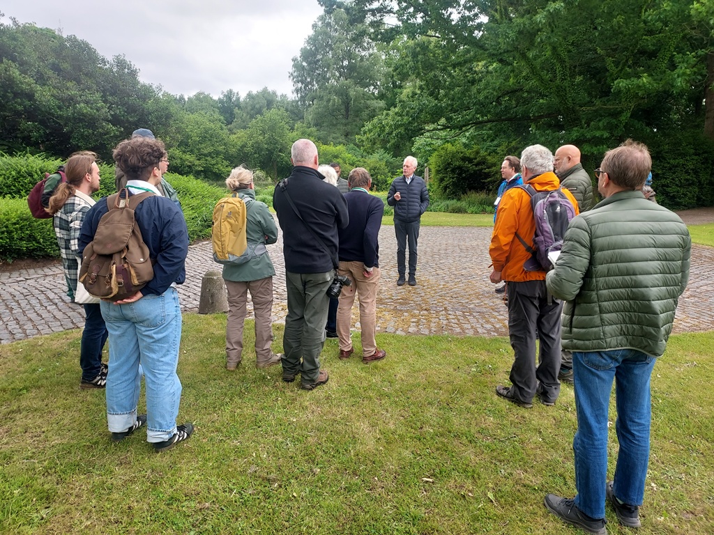 Danny De Belder welcomes the group at Hemelrijk