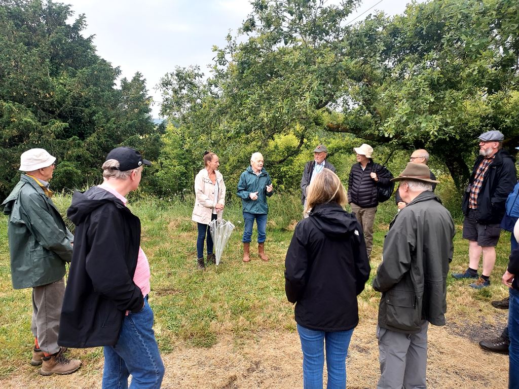Jean-Louis Hélardot welcomes the group at Arboretum du Passadou