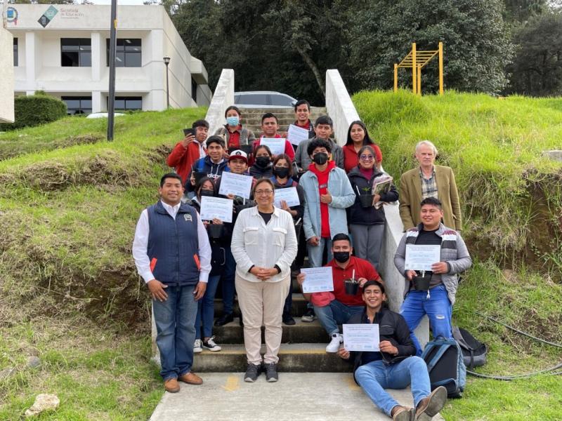 Maricela RodrÍguez (GCCO Coordinator) and Allen Coombes (GCCO Consortium Steering Committee Member), posing with Species Steward Training Program participants.  