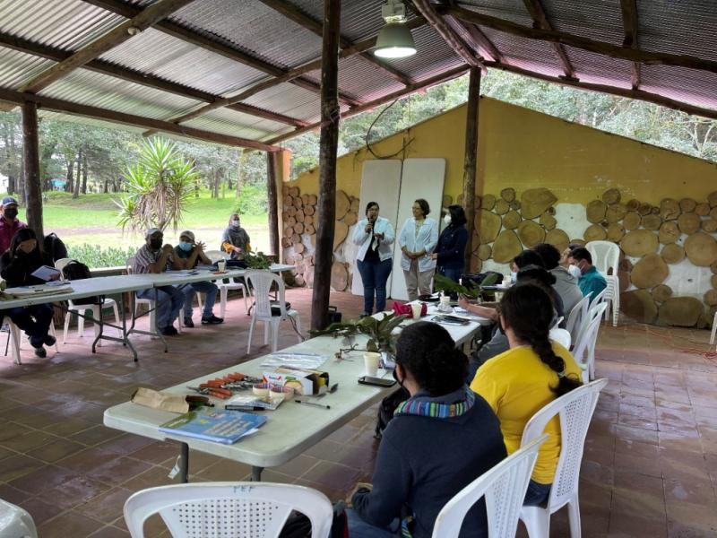 Maricela Rodríguez (GCCO Coordinator) and Maura Quezada (GCCO Member), hosting an oak propagation workshop at the University of Guatemala 
